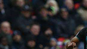 Harry Kane  (der.) anotó tres goles contra Southampton. EFE