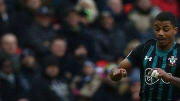 Harry Kane  (der.) anotó tres goles contra Southampton. EFE