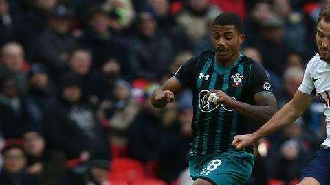 Harry Kane  (der.) anotó tres goles contra Southampton. EFE