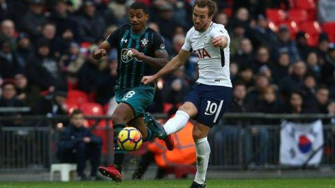 Harry Kane (der.) anotó tres goles contra Southampton. EFE