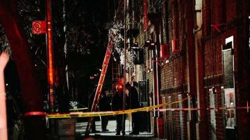 Miembros del Departamento de Bomberos de la Ciudad de Nueva York (FDNY) trabajan en el desalojo del edificio quemado.