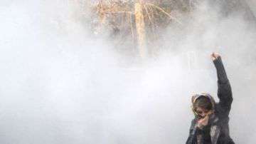 Decenas de estudiantes han salido a protestar contra la situación económica en Irán.