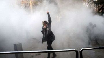 Decenas de estudiantes han salido a protestar contra la situación económica en Irán.