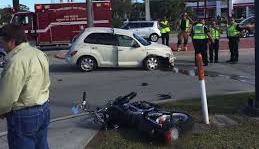 Accidente entre un auto y una motocicleta, en el que el motorista herido fue socorrido por un adolescente.