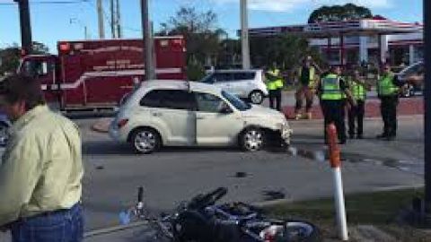 Accidente entre un auto y una motocicleta, en el que el motorista herido fue socorrido por un adolescente.