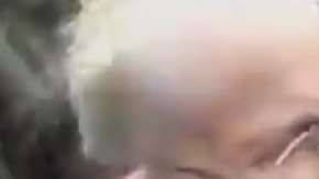 La anciana anda sostenida por un bastón.