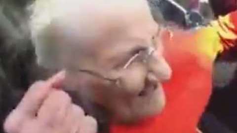 La anciana anda sostenida por un bastón.