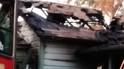 El fuego arrasó con la vivienda y ahora buenos samaritanos ayudan a los afectados.