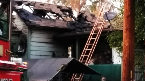 El fuego arrasó con la vivienda y ahora buenos samaritanos ayudan a los afectados.