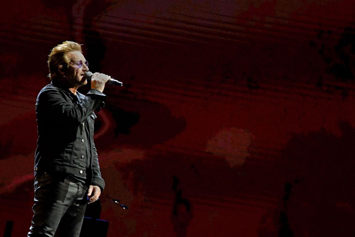 Bono, vocalista de U2.