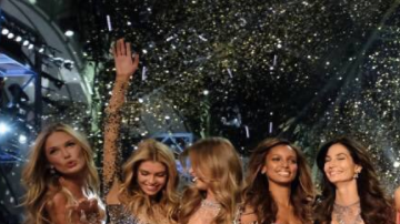 El grupo de modelos causa polémica por cantar en camerinos.