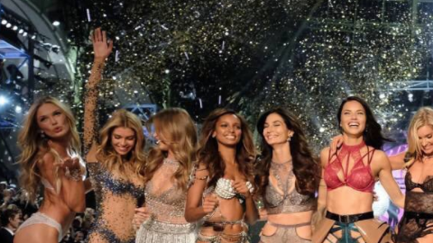 El grupo de modelos causa polémica por cantar en camerinos.