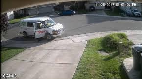 Un conductor defeca en la entrada de una casa.