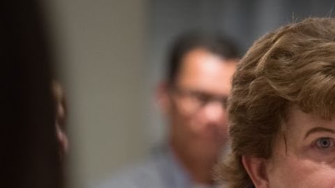 Delaine Eastin es la única mujer que compite por la gobernación de California.