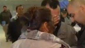 Miembros de la iglesia Parish of the Holy Cross acudieron al aeropuerto a despedir a la pareja.