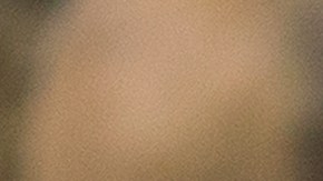 Una mujer sostiene un letrero mientras asiste a una audiencia pública ante el Distrito de Administración de la Calidad del Aire de la Costa Sur.