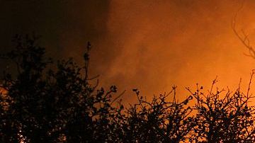Los bomberos intensifican su labor para sofocar los incendios.