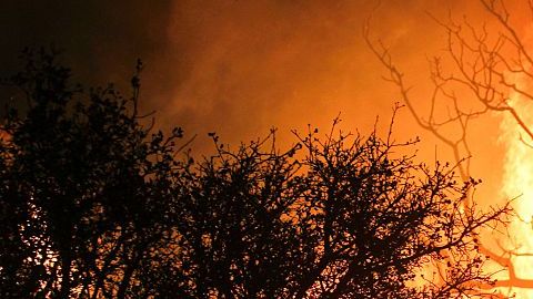 Los bomberos intensifican su labor para sofocar los incendios.