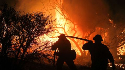 Los bomberos intensifican su labor para sofocar los incendios.