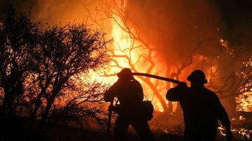 Los bomberos intensifican su labor para sofocar los incendios.