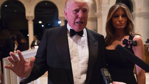 Trump dice en una cena en Mar-A-Lago que su ley de impuestos los "hizo más ricos a todos"