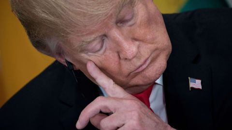 El presidente Trump publicó tuits contra el FBI.