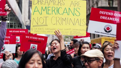 Activistas presionan para que se apruebe el "Dream Act".