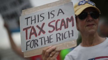 Ciudadanos se manifestaron esta semana en Florida contra la reforma fiscal aprobada hoy en el Senado. D
