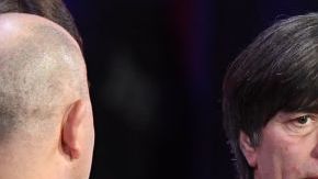 Joachim Low y Juan Carlos Osorio platicaron después del sorteo.  YURI KADOBNOV/AFP/Getty Images