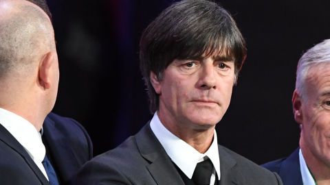 Joachim Low y Juan Carlos Osorio platicaron después del sorteo.  YURI KADOBNOV/AFP/Getty Images