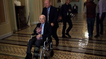 Tras una cirugía, el senador McCain había seguido su labor en el Senado.