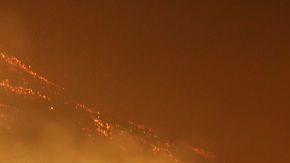 Bomberos vigilan el fuego a lo largo de la autopista 101 en el condado de Ventura.  Getty Images