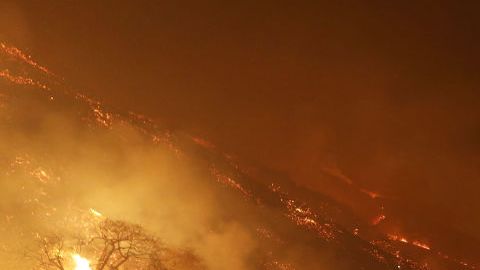 Bomberos vigilan el fuego a lo largo de la autopista 101 en el condado de Ventura.  Getty Images
