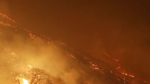 Bomberos vigilan el fuego a lo largo de la autopista 101 en el condado de Ventura.  Getty Images