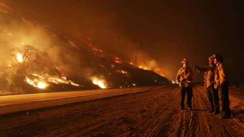 Bomberos vigilan el fuego a lo largo de la autopista 101 en el condado de Ventura. Getty Images