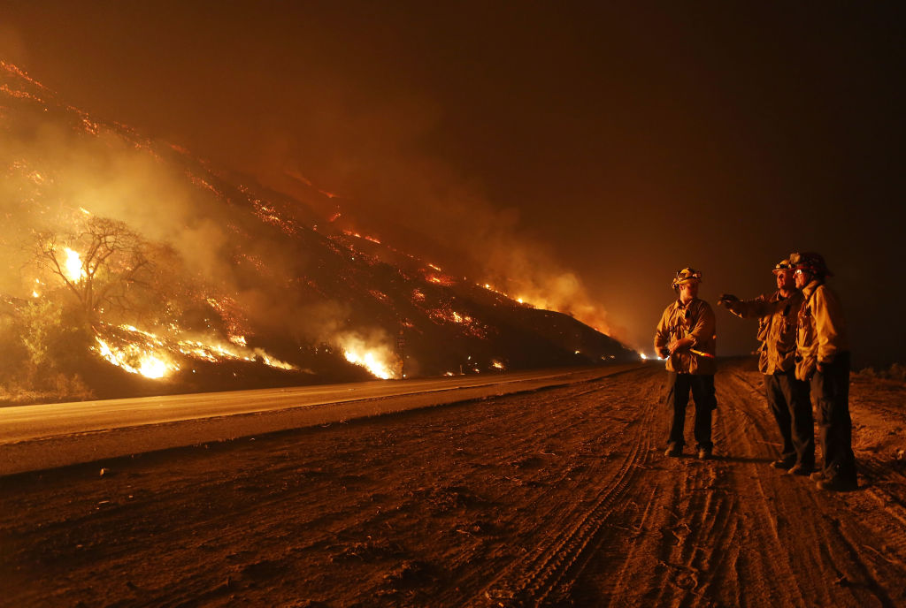 Ordenan nuevas evacuaciones por incendios en California La Opinión