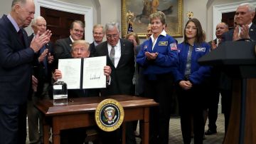 El presidente Trump firmó una orden ejecutiva sobre la NASA.