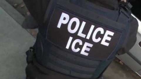 ICE podría detener a una persona en su auto.