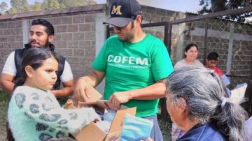 Voluntarios de Cofem en las comunidades más alejadas de los estados de Puebla y Morelos.