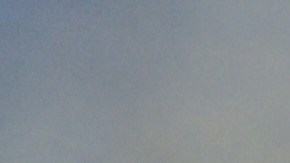 Un helicóptero del LAFD  rocía agua a las llamas