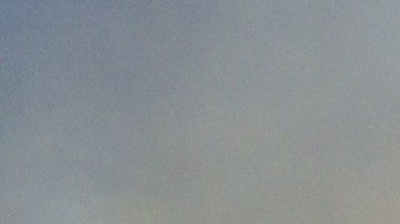 Un helicóptero del LAFD  rocía agua a las llamas