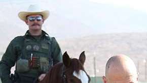 Comisionado de Patrulla Fronteriza, Ronald D. Vitiello, visita zona del muro con México.