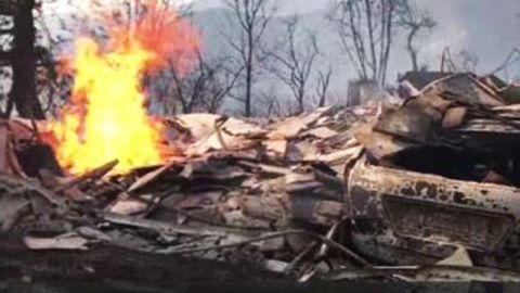 Cientos de bomberos combaten las llamas que están más vivas que nunca.