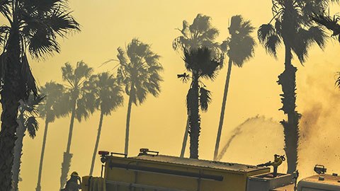 A pesar del gran avance, cientos de bomberos siguen luchando sin descanso contra el fuego.