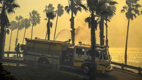 A pesar del gran avance, cientos de bomberos siguen luchando sin descanso contra el fuego.