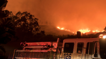Cientos de bomberos siguen luchando contra incendios de maleza en el Sur de California.