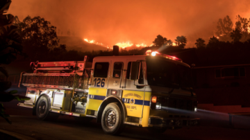 Cientos de bomberos siguen luchando contra incendios de maleza en el Sur de California.
