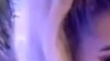 Khloé Kardashian y Kim Kardashian en la fiesta navideña