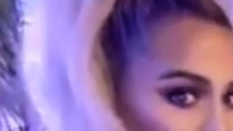 Khloé Kardashian y Kim Kardashian en la fiesta navideña