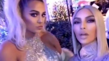 Khloé Kardashian y Kim Kardashian en la fiesta navideña